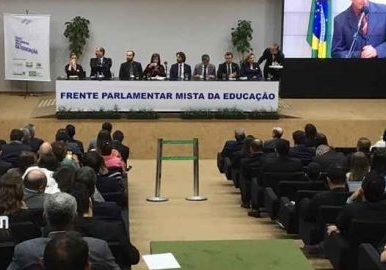 FRENTE PARLAMENTAR MISTA DA EDUCAÇÃO: COMO OS DEPUTADOS E SENADORES PODEM CONTRIBUIR PARA O APERFEIÇOAMENTO DAS POLÍTICAS EDUCACIONAIS NO BRASIL? - Instituto Positivo